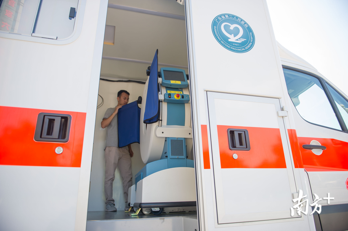 救護(hù)車上即可溶栓！華南首臺(tái)移動(dòng)CT救護(hù)車亮相